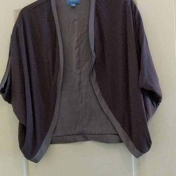 Silver-Gray Vera Wang cape - Picture 5 of 6